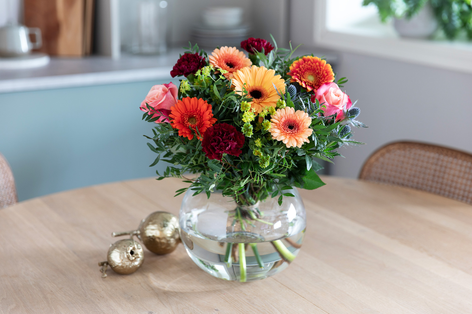 Interiør- og blomsterbilde med klikkbare elementer